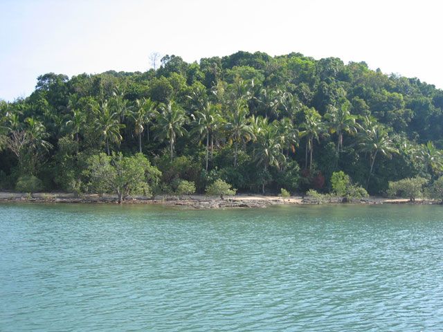 ที่ดินติดหาดบนเกาะปอ . อ. เกาะลันตา . จ. กระบี่